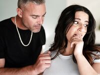Gros fond brun Sarah Arabe obtient baise dure dans le salon