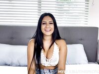 La beauté latine aux cheveux longs Serena Santos obtient la baise difficile dans le pov