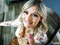 La blonde mature d'Ellie Tay au gros seins devient folle de la sucette avant de se faire baiser