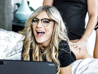 La blonde mature d'Ellie Tay au gros seins devient folle de la sucette avant de se faire baiser