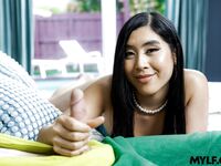 Asiatique maman Emerald Loves baise la bite dure de son beau-fils dans le salon