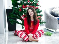 À l'arbre de Noël, ils baisent le brun souriant Liz Jordan