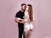 Le corps tatoué d'Eden Ivy séduit l'amant barbu avec la chatte rasée