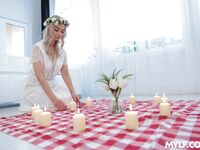 Angelica Coraldine sexy blonde maman salope tromper sur son mari avec massage chaud