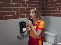 Mackenzie Mace lui donne une pipe sauvage et s'assoit sur une bite dure avec toutes ses chances