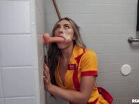Mackenzie Mace lui donne une pipe sauvage et s'assoit sur une bite dure avec toutes ses chances