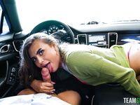 Selina Bentz, attendant que la blonde séduisante brune baise dans toutes les positions