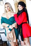 Mona Azar et Bunny Madison travaillent dans le salon
