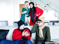 Mona Azar et Bunny Madison travaillent dans le salon