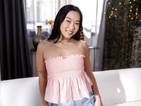 Cute asiatique fille Kimmy Kimm suce et chevauche la bite dure