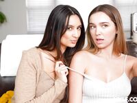 Eliza Ibarra et Blair Lécher sauvage et la chatte friction sur le canapé en cuir