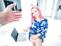 Fille mature aux cheveux roses Aaliyah L'amour obtient la dose fraîche dans un pov
