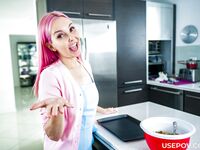 Fille mature aux cheveux roses Aaliyah L'amour obtient la dose fraîche dans un pov