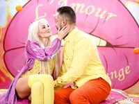 Lovita Fate lécher la chatte blonde à l'orteil, baisée à mort par son amant barbu