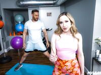 Milf flexible Alaina Taylor obtient baise dévastatrice sur le sol