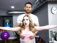 Milf flexible Alaina Taylor obtient baise dévastatrice sur le sol