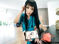 Marica Hase, belle infirmière japonaise au lit obtient sexe dur