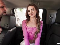 Nikki Nicole corps mince adolescent dans et hors de la voiture obtient sexe dur