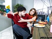 Vivianne Desilva et Selina Bentz font l'amour sur le sol