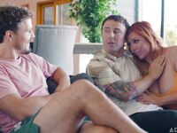 Chatte nymphomane rousse léchée et baisée pendant que Kuku maros hubby tombe