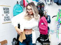 La maman riche en seins Mandy Rhea puni pour vol