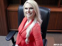 Milf aux cheveux longs Sydney Davis baise le réalisateur confiant