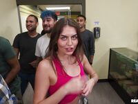 Selina Bentz petite salope obtient son coup travail brutalement baisée