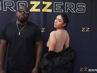 Violet Myers suce et chevauche le grand bois noir à un orgasme tournant