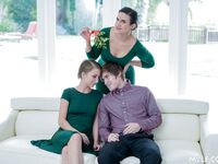 C'est une super baise à trois avec Macy Meadows et Penny Barber