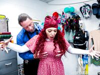 Kiki Daire rouge tatoué star porno puni pour vol