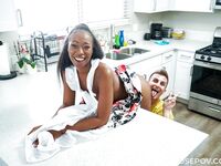 Moka Menage est baisé par son petit ami de beau-fils