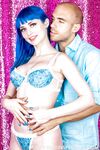 Jewelz Blu la chatte de rasage se fait pousser à travers dur