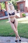 Fit blonde Slimpick Vic dans la baise extérieure chaude
