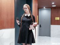 Un long ver aux cheveux noirs avec des lunettes est baisé dans un collant percé