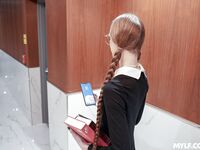 Un long ver aux cheveux noirs avec des lunettes est baisé dans un collant percé