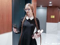 Un long ver aux cheveux noirs avec des lunettes est baisé dans un collant percé