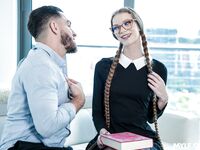 Un long ver aux cheveux noirs avec des lunettes est baisé dans un collant percé