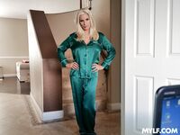 Brittany Andrews a un bombardement blond avec une queue de cheval devant l'abattoir