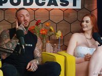 Les filles tattoed Abigail Morris et Toochi Kash partagent le loup rouge
