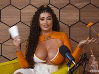 Les filles tattoed Abigail Morris et Toochi Kash partagent le loup rouge