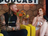 Les filles tattoed Abigail Morris et Toochi Kash partagent le loup rouge