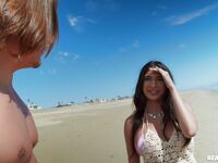 La séduisante fille de plage Reyna Belle est baisée par le mec aux cheveux longs