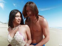 La séduisante fille de plage Reyna Belle est baisée par le mec aux cheveux longs