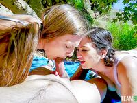 Jasmine Wilde et Kenzie L'amour est ridicule d'embrasser la bite tatouée en plein air