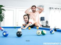 Freya Von Doom suce et monte le barbu sur le sol