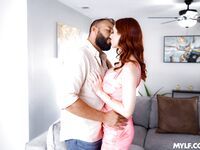 Kelly Caprice suce et chevauche sa maîtresse barbue jusqu'à ce qu'elle soit heureuse