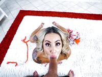 La femme au foyer tatouée aime la chatte de Misty Meiner