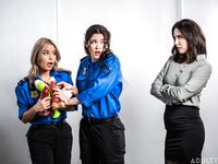 Casey Calvert, Victoria Voxxx et Nicole Aria déchirent la chatte avec de fausses bites géantes