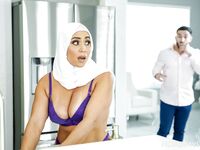 Bootylicious Arab milf Carmela L'embrayage prend ses couilles profondément dans la bite