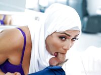 Bootylicious Arab milf Carmela L'embrayage prend ses couilles profondément dans la bite